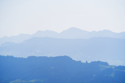 一个阳光明媚的夏日，从当地的山脉Pfänder看到美丽的广角风景山景。