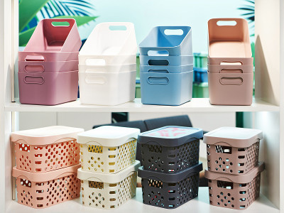 塑料家庭容器在商店