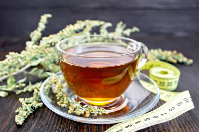 苦艾茶，用玻璃杯盛茶，在黑板上测量