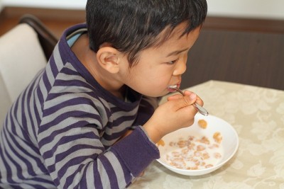 男孩吃麦片