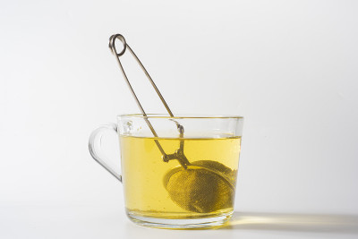一杯用透明玻璃杯盛着的甘菊茶