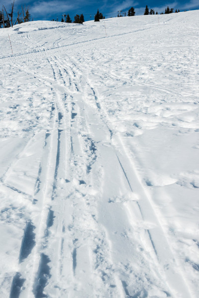 滑雪胜地的滑雪道。