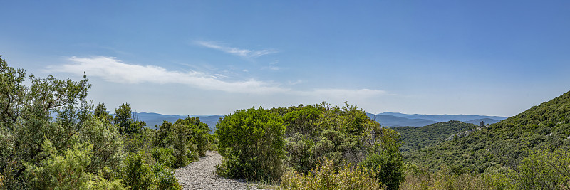 徒步旅行到Pic Saint Loup的顶峰，法国城市蒙彼利埃的标志性山，法国