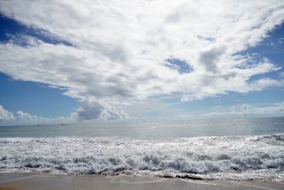 泰米尔纳德邦，海浪拍打着马哈巴利普兰海滩的沙滩。阳光明媚的沙滩上。度假胜地视图