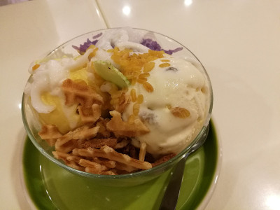 椰子冰淇淋加鲜奶油和美味的华夫饼加巧克力酱。最喜欢的甜点小吃。