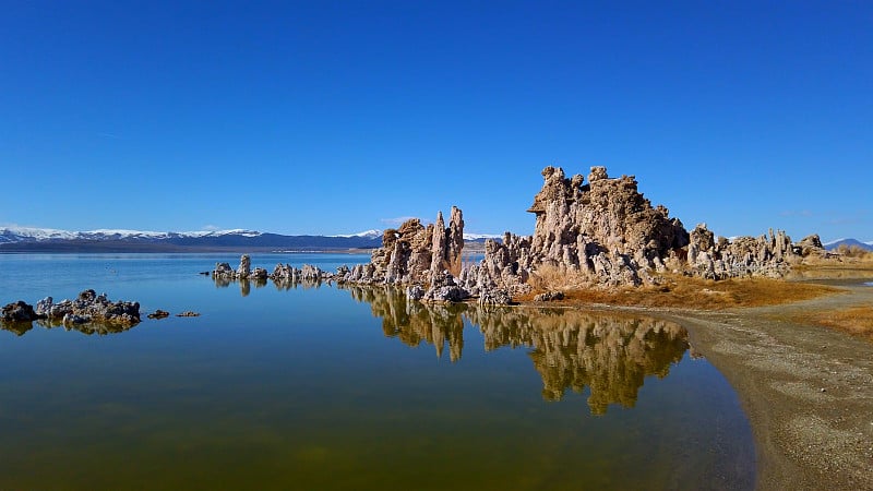 莫诺湖与它的凝灰岩柱加利福尼亚-旅行摄影