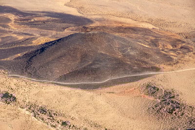 拉蒙火山口被黑色玄武岩覆盖的山丘