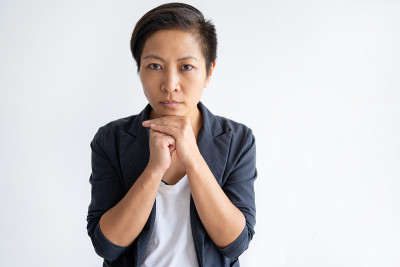 聚焦亚洲女性手牵手在一起
