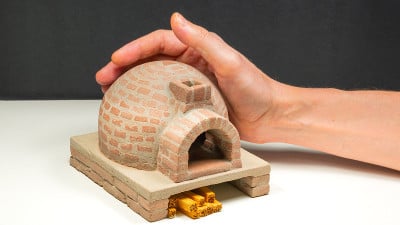 靠近传统的意大利庞贝砖披萨烤箱。非常适合制作食物。