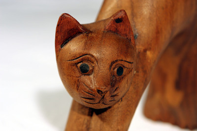硬木，手工雕刻的猫雕像