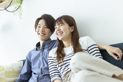 一个漂亮的日本男人和女人在客厅里放松