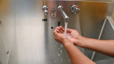 用水和肥皂洗手