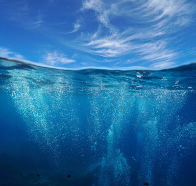 水下有气泡，水下有天空