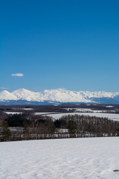 积雪残留的高地和雪山