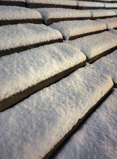 水泥台阶上覆盖着一层厚厚的白雪