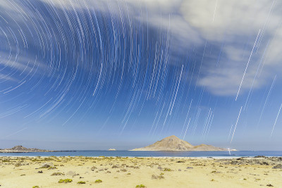 在阿塔卡马沙漠海岸地区的银河星迹夜景。在Pan de Azucar国家公园的“Playa Blanc