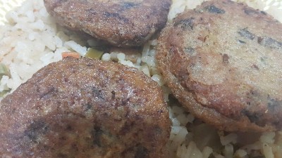 近距离观看美味的辣炸烤肉串，亚洲快餐食谱在家。