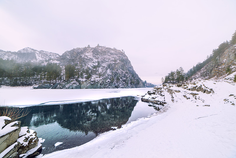 雪山和山河的景色