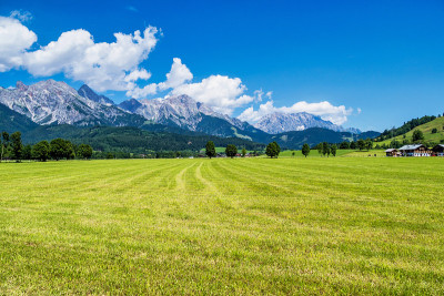 风景在奥地利阿尔卑斯山萨尔费尔登，区泽尔am See在萨尔茨堡。