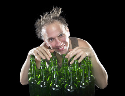 快乐的醉汉靠近空啤酒瓶