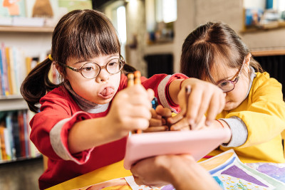 黑眼睛的阳光孩子和她的同学在幼儿园玩