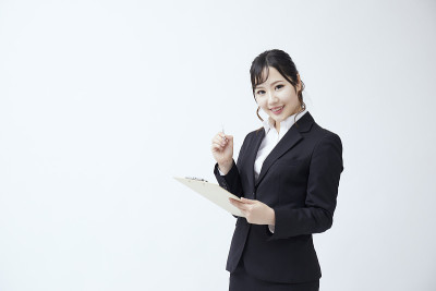 穿着制服的年轻日本女子
