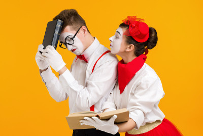 肖像的哑剧艺术家夫妇与书