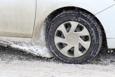 车轮在大雪中行驶