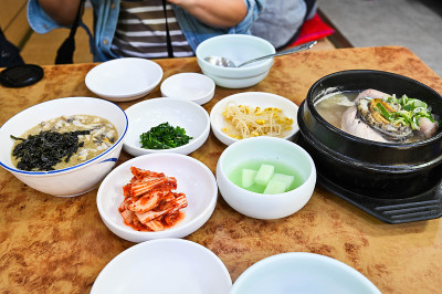 韩国食物鲍鱼粥。鲍鱼炖肉。