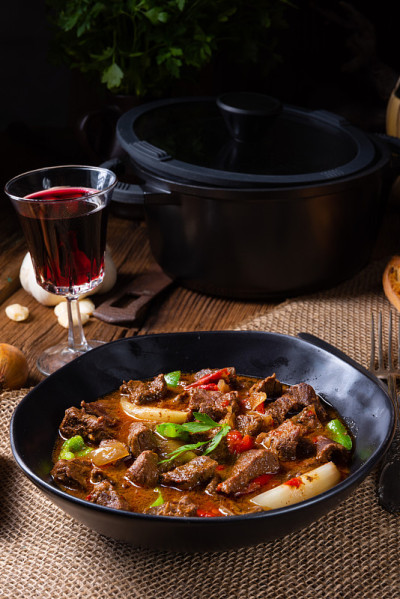 经典的牛肉炖牛肉配辣椒和洋葱