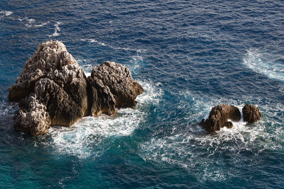 海浪冲击着岩石