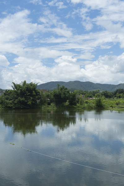 美丽的风景湖周围的蓝天和白云在农村