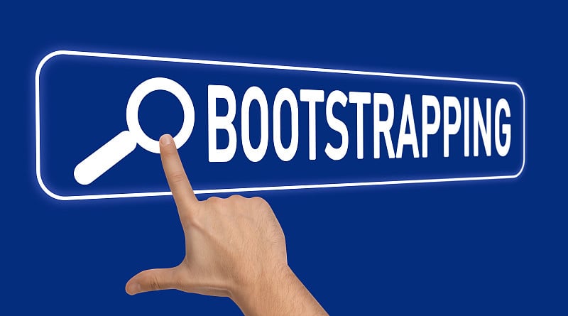 男子触摸虚拟屏幕与词BOOTSTRAPPING在搜索栏上的蓝色背景，特写