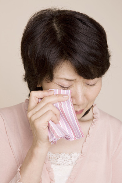 女人用手帕擦眼泪