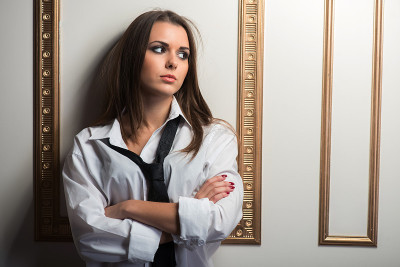 年轻性感撩人女人的特写肖像