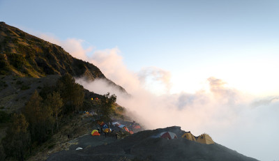 在山顶露营