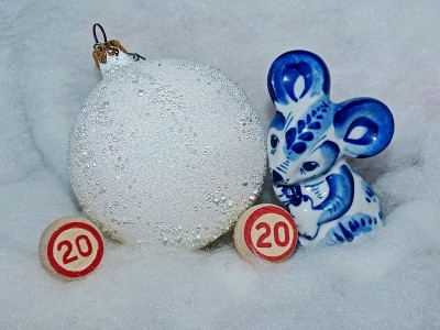 根据东方历法，2020年的玻璃球和象征是一只小白鼠(鼠)。新年的玩具。节日的背景。新年和圣诞节。有选