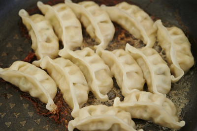 平底锅煎饺子