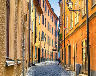 中世纪的小巷，鹅卵石街道和古老的建筑，在斯德哥尔摩的旧城，Gamla Stan