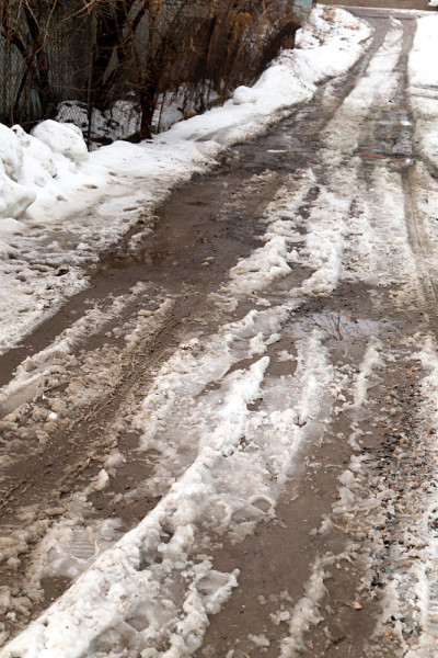 雪地里的路