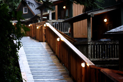 夜间木屋的木制坡道