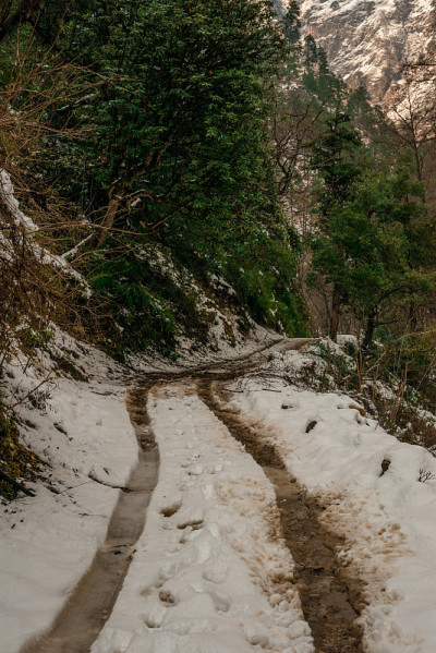 雪山覆盖的道路-雄伟的冬季景观在喜马拉雅山