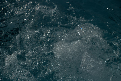 黄昏时分，海滩上的海垢