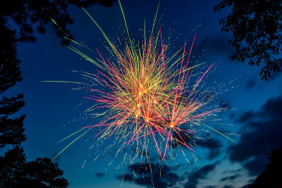 7月4日，烟花在日落的天空中爆炸