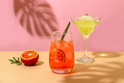夏日阳光下的夏日冰酒精鸡尾酒。带有阴影的时尚风格。
