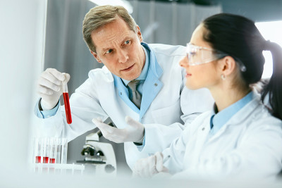 实验室研究。科学家做血液分析