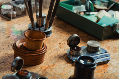 在工作台上选择不同的古董制表工具