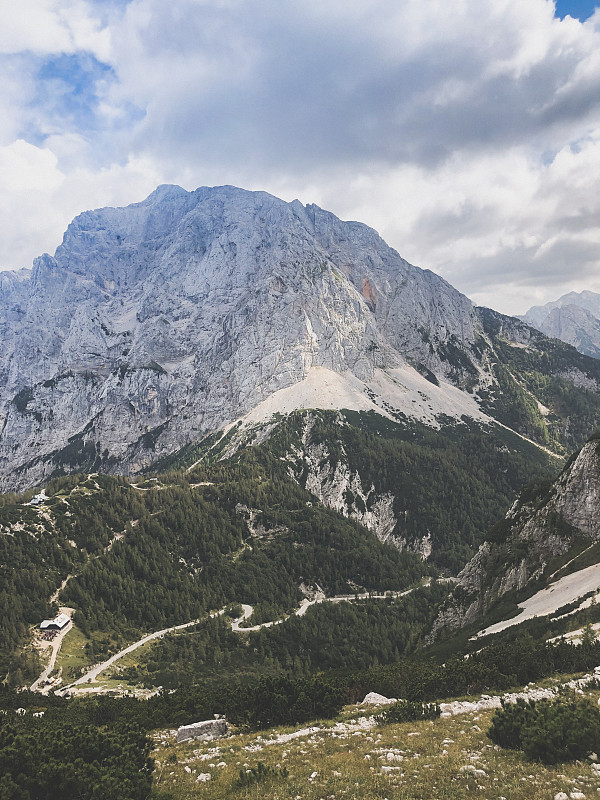 徒步旅行在夏末和秋天靠近山脉。Kranjska Gora，斯洛文尼亚，Julian Alps, So