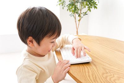 男孩用电脑