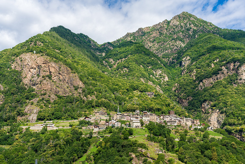 佩洛兹的全景，美丽的村庄在里斯山谷。奥斯塔谷，意大利北部。